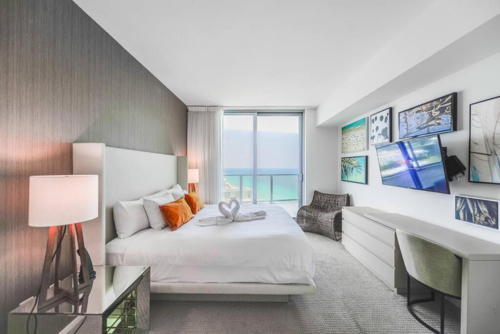 Spectacular Sunset Views Over The Ocean At Hollywood Bagian luar foto